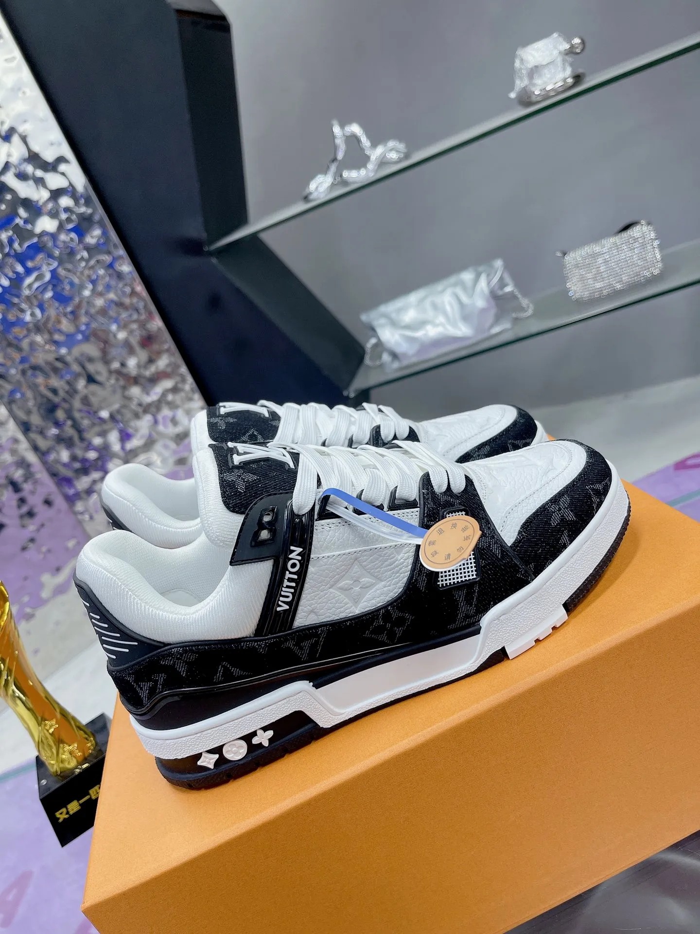👟👟Ex-factory price 840👟👟 Original development, quality shipping, welcome to compare ❥❥❥❥❥❥LV Trainer Maxi sneakers series LV Trainer Maxi sneakers introduce the loose silhouette of the ready-to-wear series into the LV Trainer sneaker design written by Virgil Abloh, making an eye-catching appearance at the 2024 spring and summer men's wear show. The cow leather upper is combined with rough fabric laces, and colorful beading highlights the brand's classic elements. LV letters mark the tongue and Monogram floral outsole. Mixed materials Made of first-layer cowhide, wrapped in imported custom-printed denim, thick shoelace design, large Monogram print on the side, "lv 54" badges on the tongue and heel, rubber outsole decorated with Monogram flowers, mesh lining and cotton feet, the comfort is as extreme as ever, premium heritage, quality first, worth owning! Size: 35-40 for women, 39-44 for men (45 is custom-made and cannot be returned or exchanged) ♡Full set of packaging with original gift box
